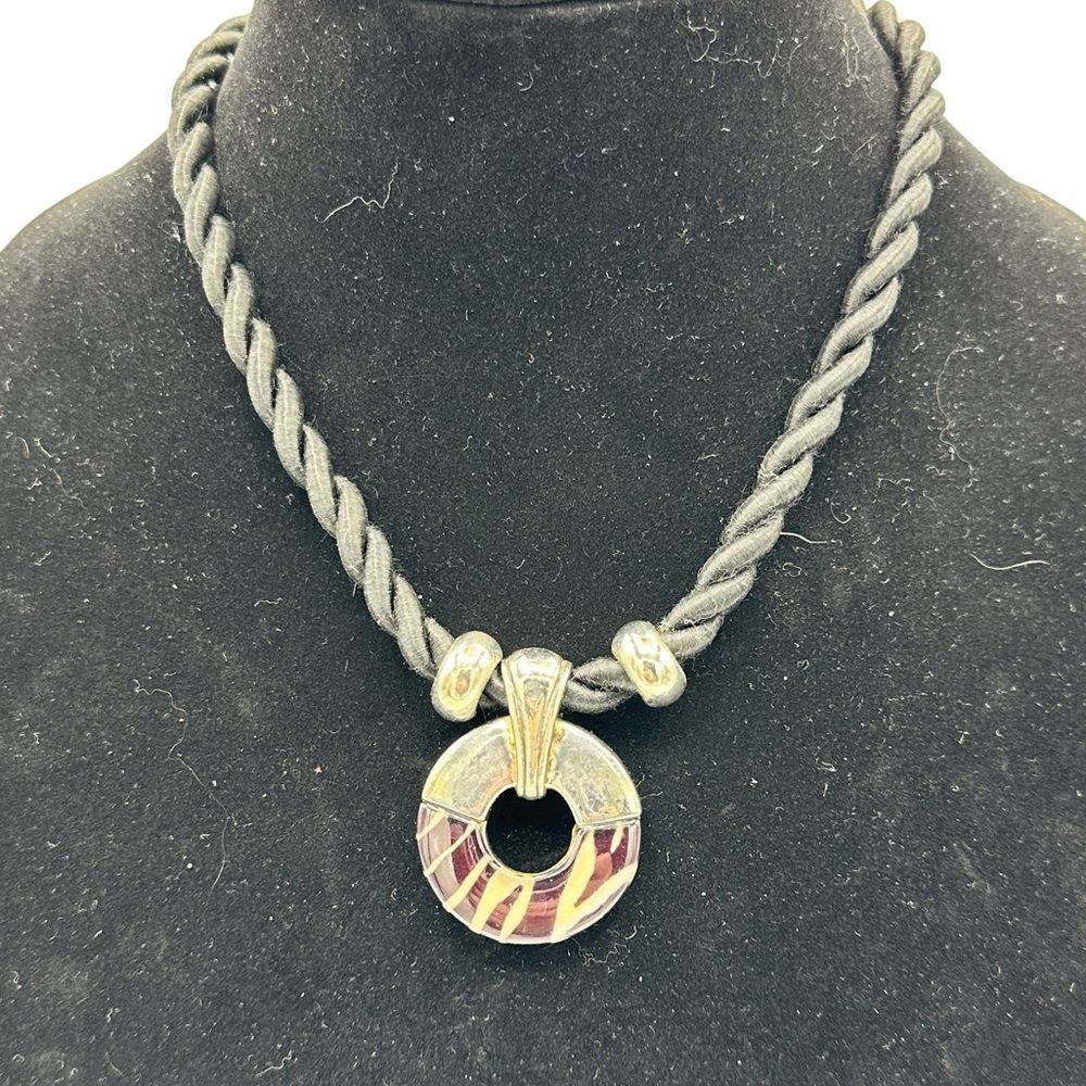 Pendant necklace‎ silver, black and cream